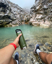 Cargar imagen en el visor de la galería, Earthy Bottle 532ml verde musgo