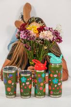 Cargar imagen en el visor de la galería, Adventure Tumbler Florcitas 591ml verde musgo

