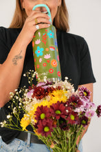 Cargar imagen en el visor de la galería, Earthy Bottle Florcitas 1064 verde musgo
